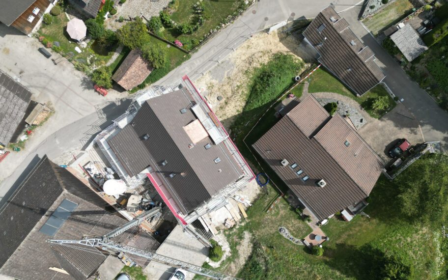 Ersatzneubau Wohnhaus Zweideln: Luftaufnahme der Baustelle, Bauausführung des Hauses mit Steildach.